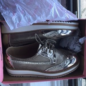 Selling shoes size 8.5 true to size